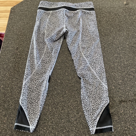 Lululemon Inspire Tight, Black and White Splatter Mesh Leggings, Size 8 - Picture 3 of 6